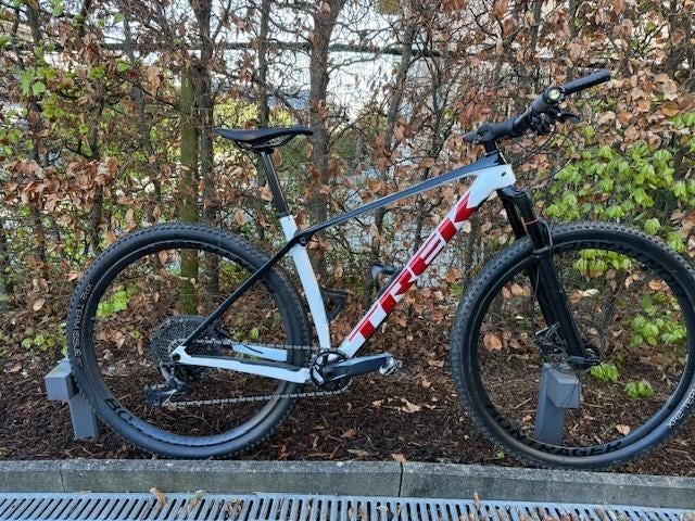 Te Koop: TREK Procaliber 9.7 - Crystal White - Maat: L, Fietsen en Brommers, Vering, 10 tot 15 versnellingen, Schijfrem, 53 tot 57 cm