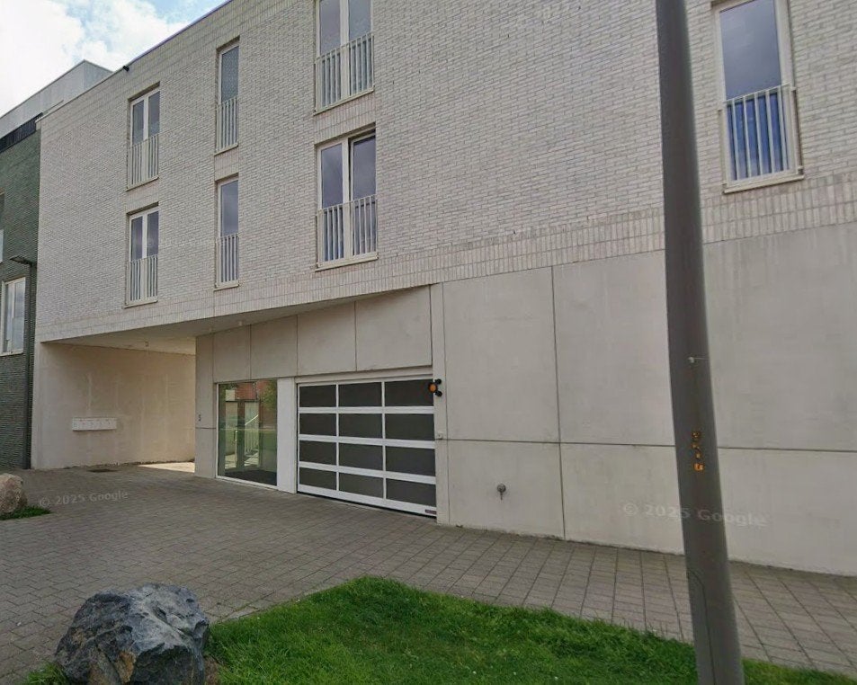 Auto staanplaats in ondergrondse parking, Anvers (ville)
