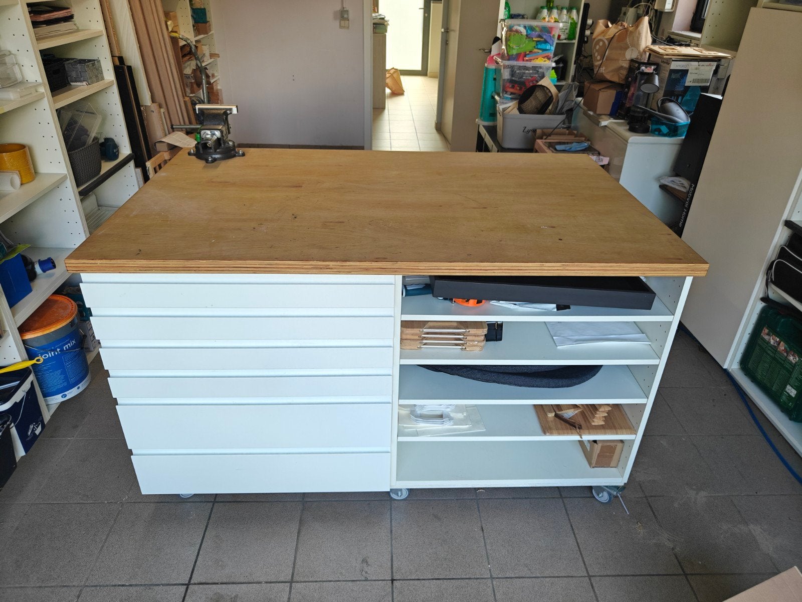 Établi mobile/table d'emballage très robuste + étau Bott, Enlèvement, Comme neuf, 120 à 170 cm, Étau