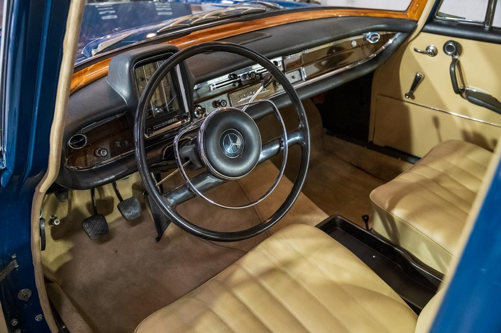 Mercedes-Benz 220 “Heckflosse”, Auto's, Mercedes-Benz, 4 deurs, Achterwielaandrijving, Blauw, Leder