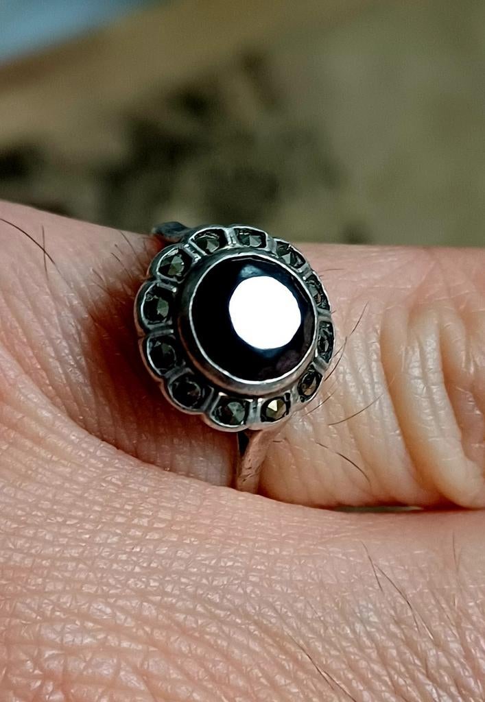 Bague ancienne en argent avec onyx et marcassite, Enlèvement ou Envoi, Comme neuf, Argent, Argent