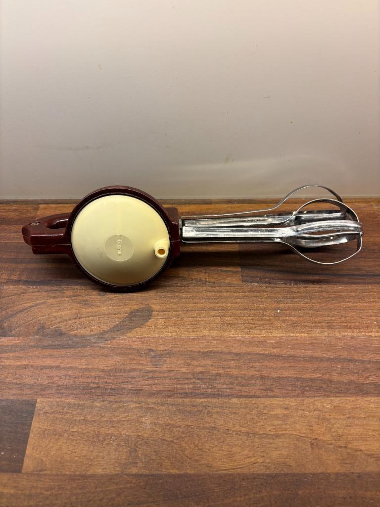 Batteur à œufs rotatif vintage avec bakélite, Antiquités & Art, Enlèvement ou Envoi