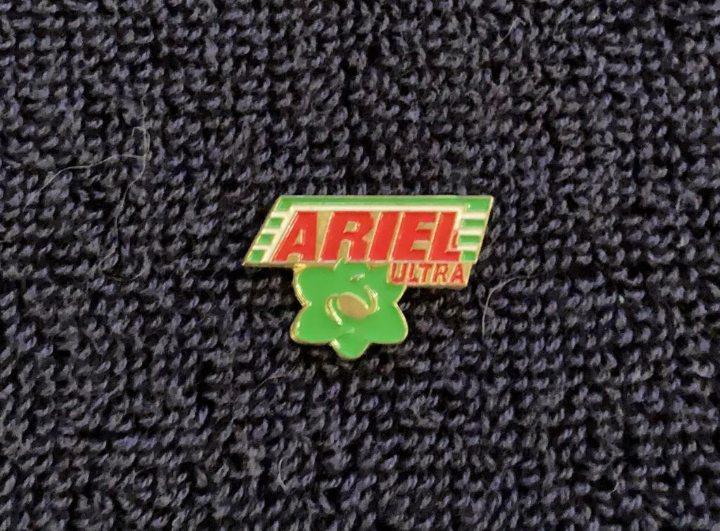 PIN - ARIEL ULTRA - WASMIDDEL - LESSIVE, Verzenden, Gebruikt, Merk, Speldje of Pin