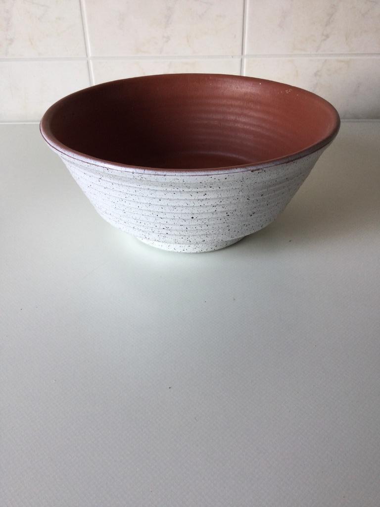 Twee plastieken bloempotten/cachepots (witte en bruine), Ophalen of Verzenden