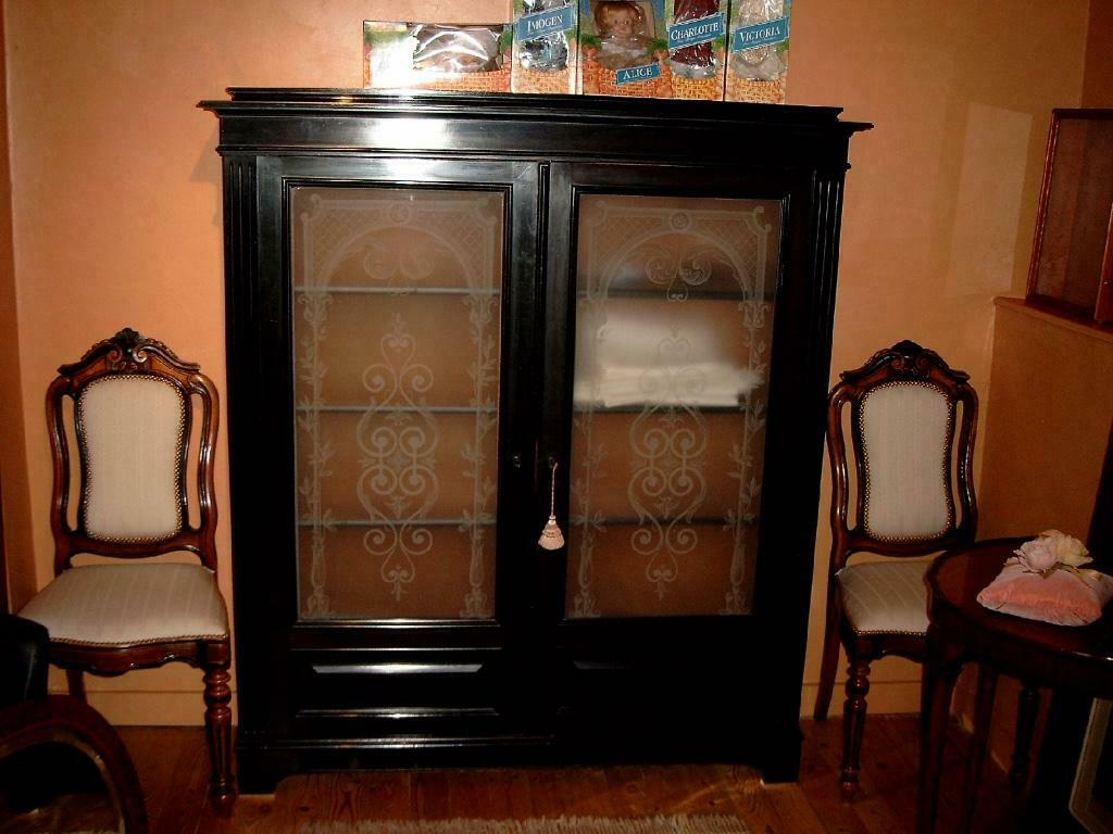 Mahonie kast, Enlèvement