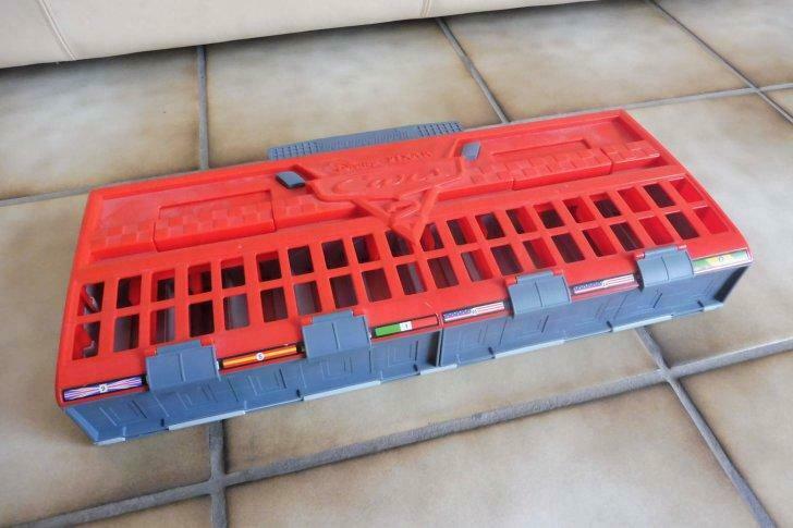 Disney Pixar Cars 2 Mattel V2854 garage voor 10 modellen, Ophalen of Verzenden, Gebruikt