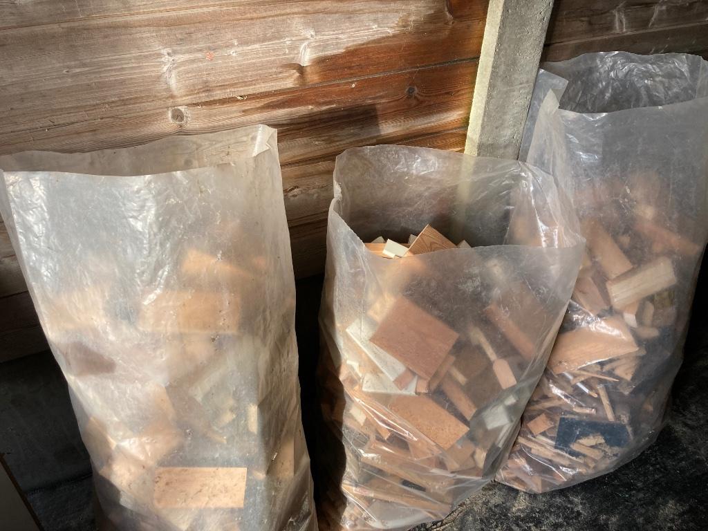 4 zakken klein brandhout en gezaagde stukken balk e.d...., Doe-het-zelf en Bouw, Hout en Planken, Ophalen, Overige houtsoorten