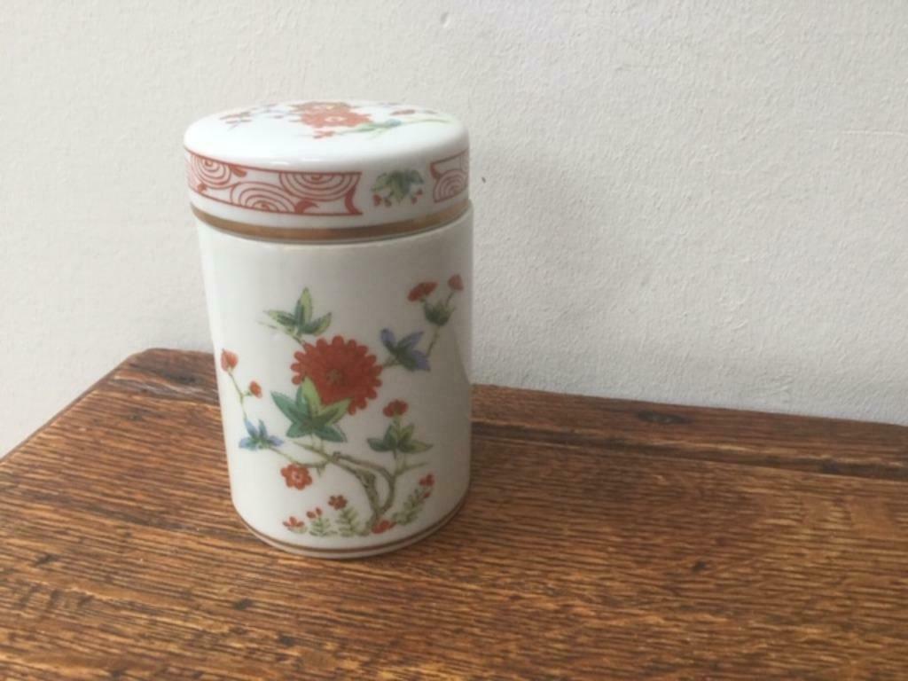 Jolie bonbonnière Japonaise Kakiemon, Antiquités & Art, Antiquités | Céramique & Poterie, Enlèvement ou Envoi