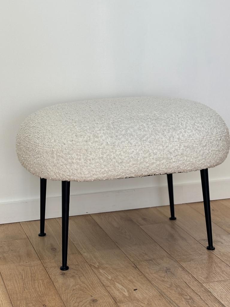 Bouclé poef / zitbank, Ophalen, Minder dan 50 cm, 50 tot 75 cm, Zo goed als nieuw