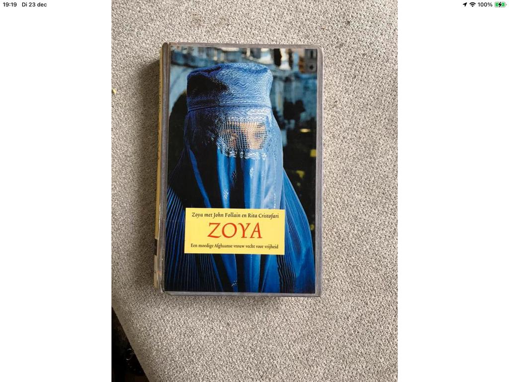 boek zoya, Ophalen of Verzenden, Zo goed als nieuw
