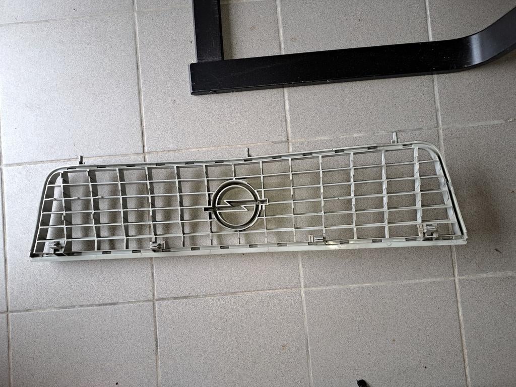 Grill Ascona B grote gaten, Ophalen, Gebruikt, Voor, Opel