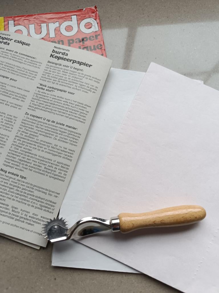 Naaien; carbonpapier & radarwieltje patronen uit te tekenen., Ophalen, Zo goed als nieuw