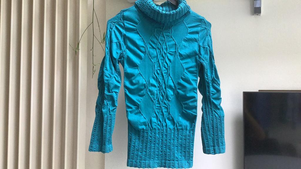 Pull sans couture très spécial. S., Enlèvement ou Envoi, Comme neuf, Taille 36 (S), Bleu