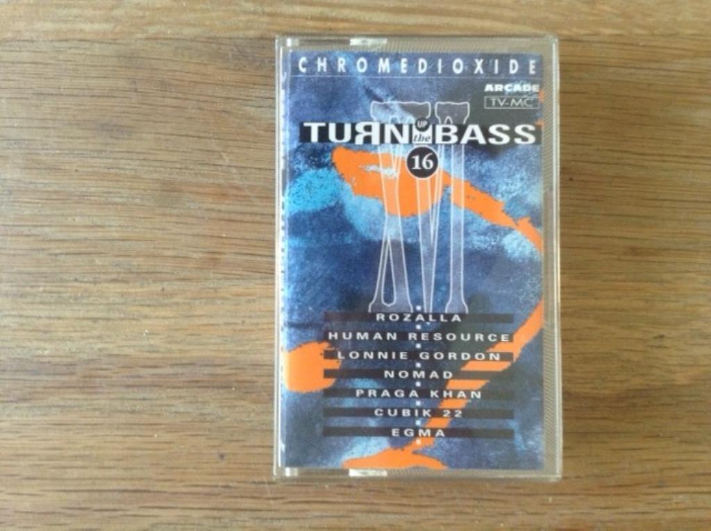 muziekcassette turn up the bass, Enlèvement ou Envoi, Originale, Comme neuf, Autres genres