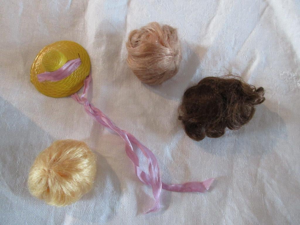 BARBIE 3 perruques cheveux Barbie et 1 chapeau, Enlèvement, Barbie