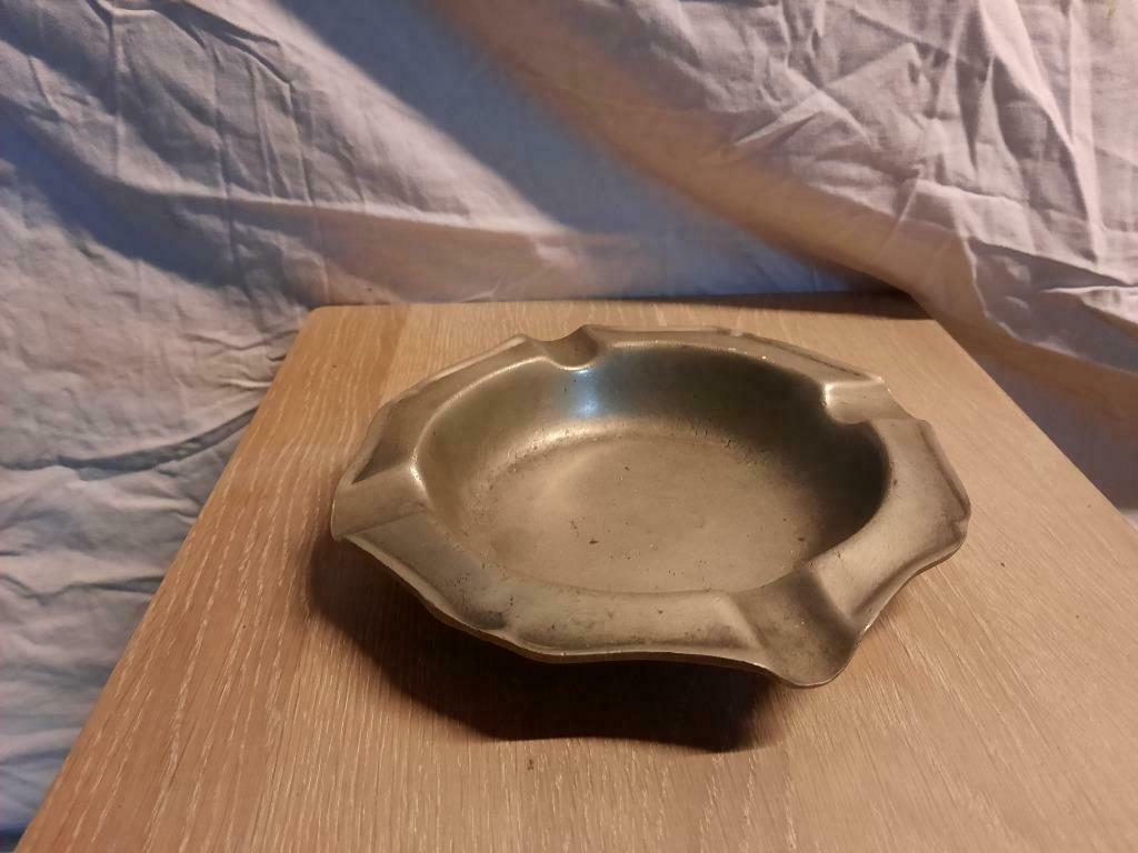Tinnen asbak. Diameter ongeveer 18 cm., Ophalen of Verzenden, Zo goed als nieuw