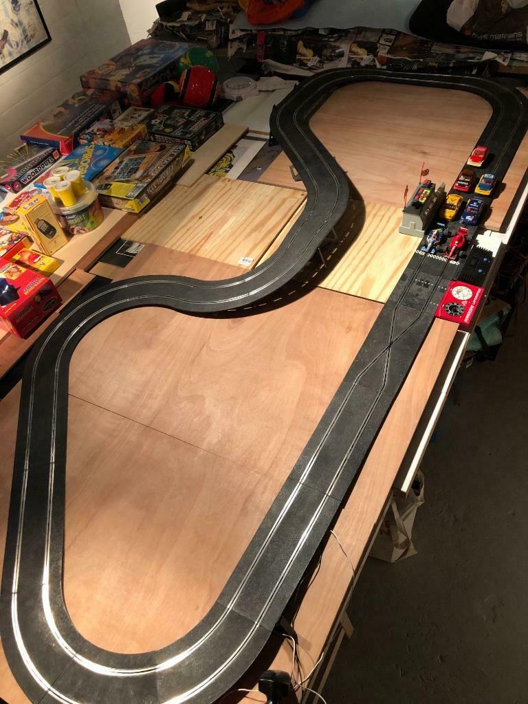 Scalextric Circuit + 7 wagens +Paddock gebouw+rondetellers, Enlèvement, Comme neuf