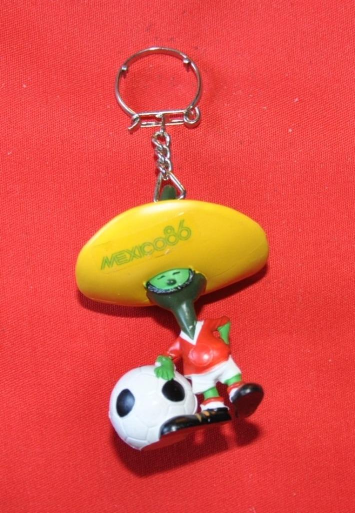 porte cle figurine mondial foot mexico 1986, Enlèvement ou Envoi, Comme neuf, Peluche ou Figurine