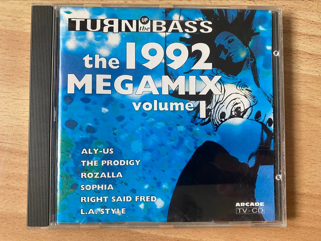 Turn up the bass 1992 megamix volume 1, Enlèvement ou Envoi, Comme neuf, Dance populaire