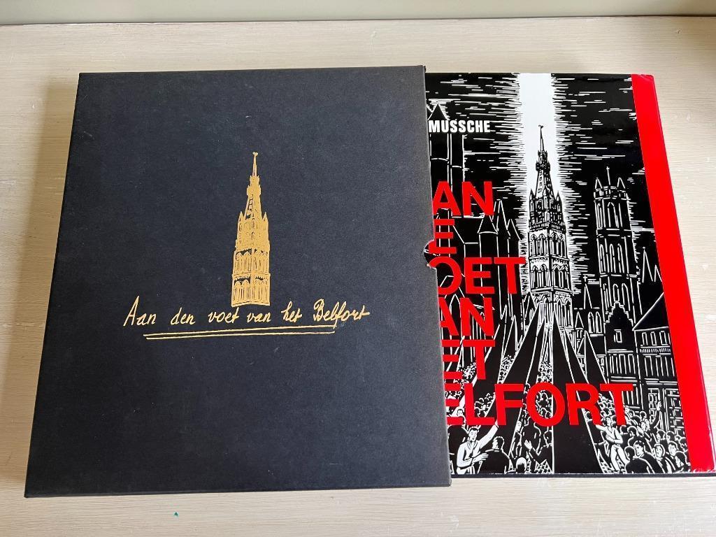 Aan de voet van het Belfort., Gelezen, Verzenden, Mussche, Grafische vormgeving