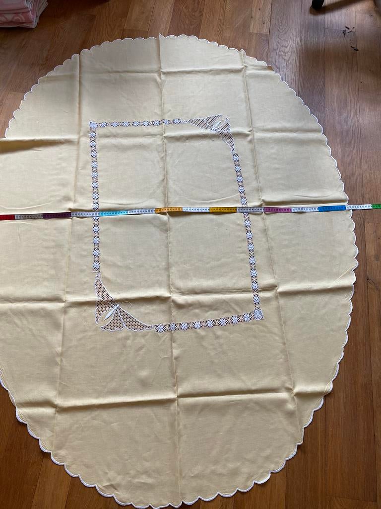Vintage ovaal zacht geel linnen tafelkleed met borduursels, Ophalen, Gebruikt, Geel, Tafelkleed of Tafelzeil