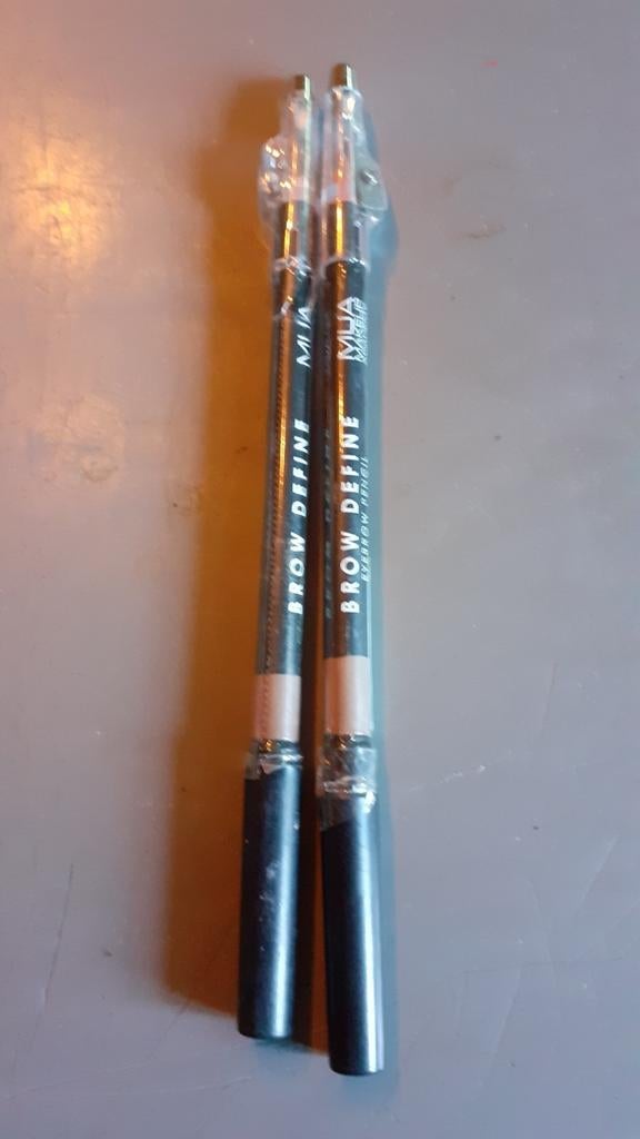 2 crayons brun pour sourcils avec brosse et taille crayon, Enlèvement ou Envoi, Neuf, Brun