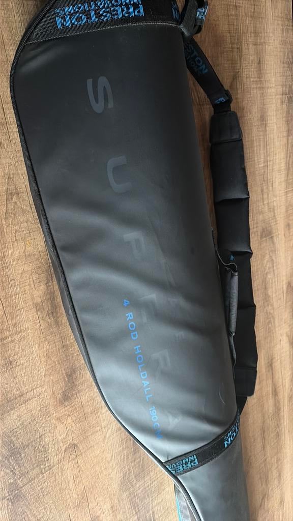 Hardcase voor 4 feeders + feeder nieuw + feederhouder, Ophalen, Zo goed als nieuw