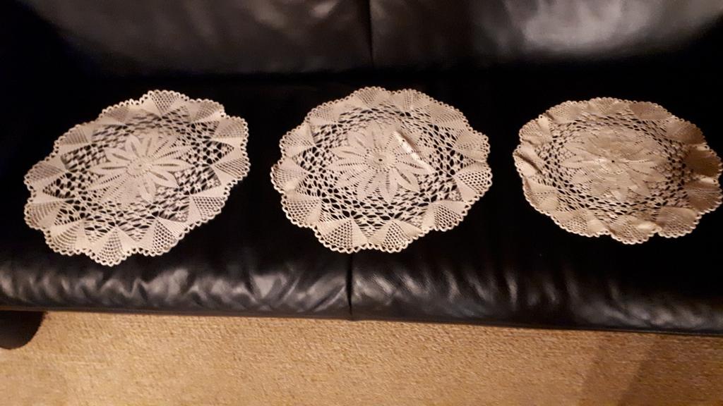 3 identieke gehaakte onderleggers diameter 42 cm (15), Hobby en Vrije tijd, Ophalen of Verzenden, Zo goed als nieuw
