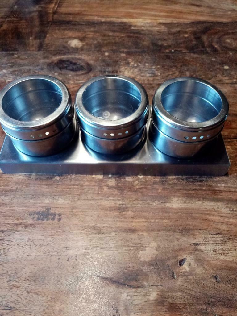 3 kruidenpotjes, kruidenstrooiers met magneetbodem, Huis en Inrichting, Ophalen of Verzenden, Zo goed als nieuw