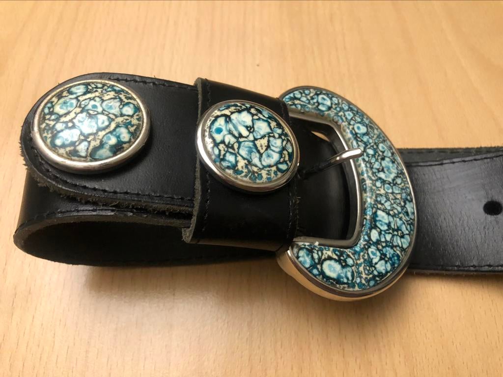 Ceinture avec boucle turquoise/blanc, Porté, Blanc, Ceinture