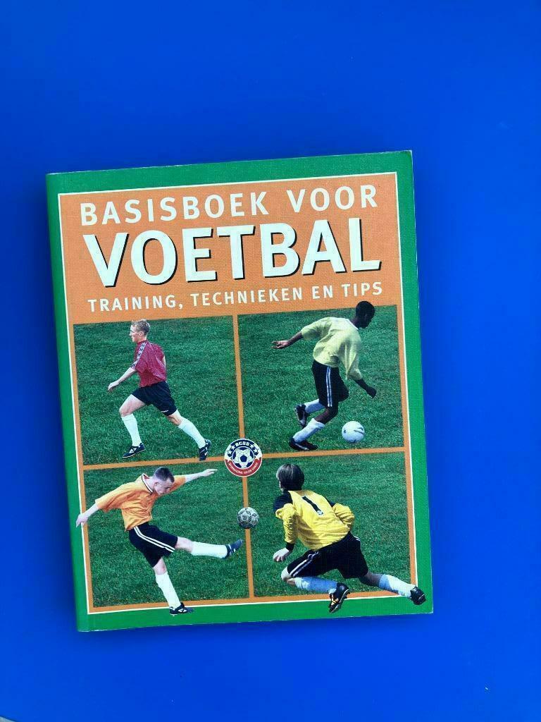 Boek Basisboek voor voetbal, Enlèvement ou Envoi, Comme neuf, Sport de ballon