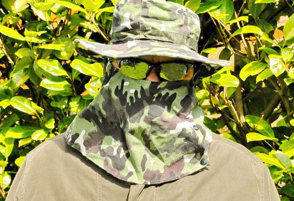 Militaria - Chapeau camouflage avec masque facial F477, Enlèvement ou Envoi