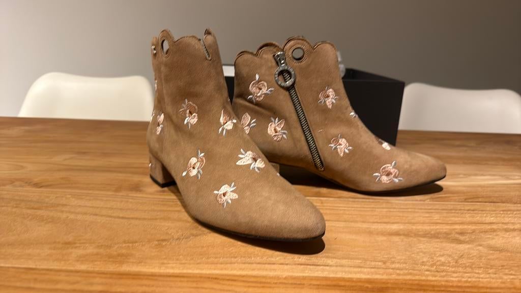Bottes à fleurs en daim Svnty Antwerp NEW taille 39, Neuf, Enlèvement ou Envoi, Beige, Boots et Botinnes
