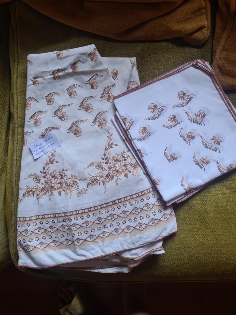 Nappe ronde et 6 serviettes, Maison & Meubles, Cuisine | Linge de cuisine, Enlèvement ou Envoi, Comme neuf