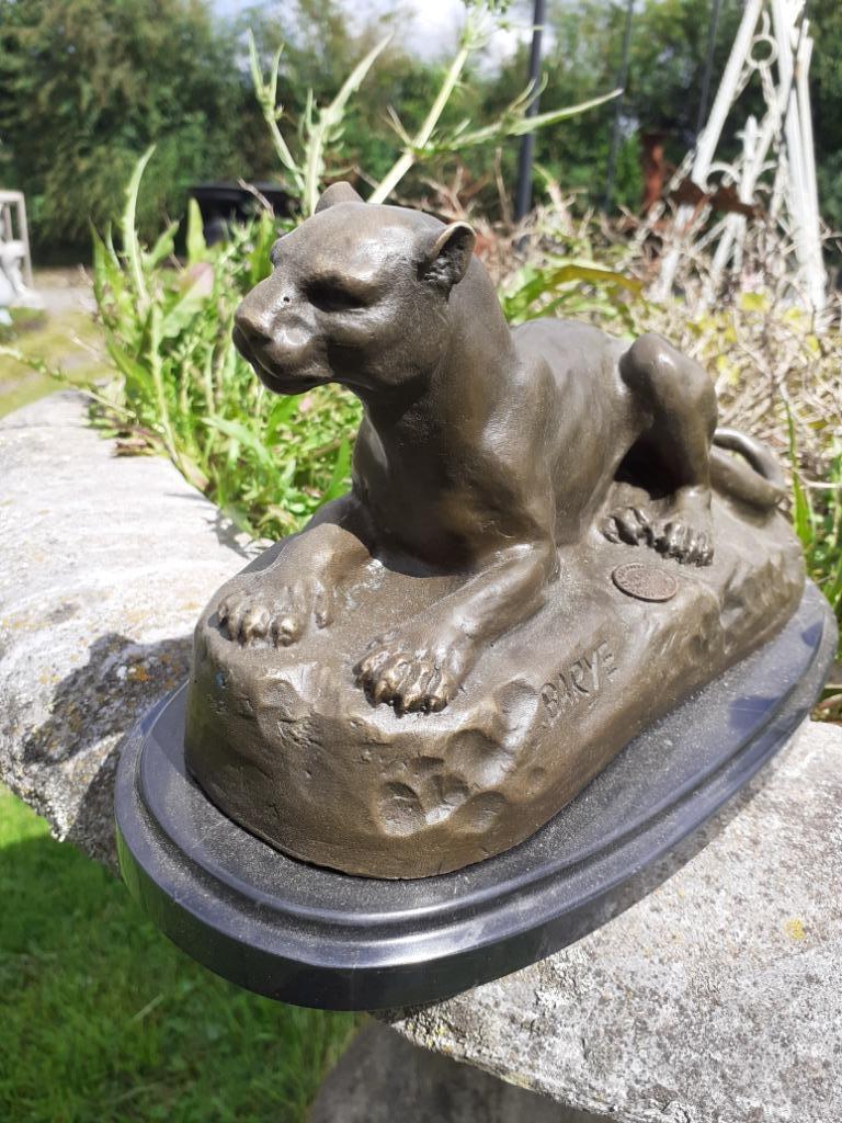 Superbe panthère couchée en bronze signé sur socle marbre, Antiquités & Art, Enlèvement ou Envoi, Bronze
