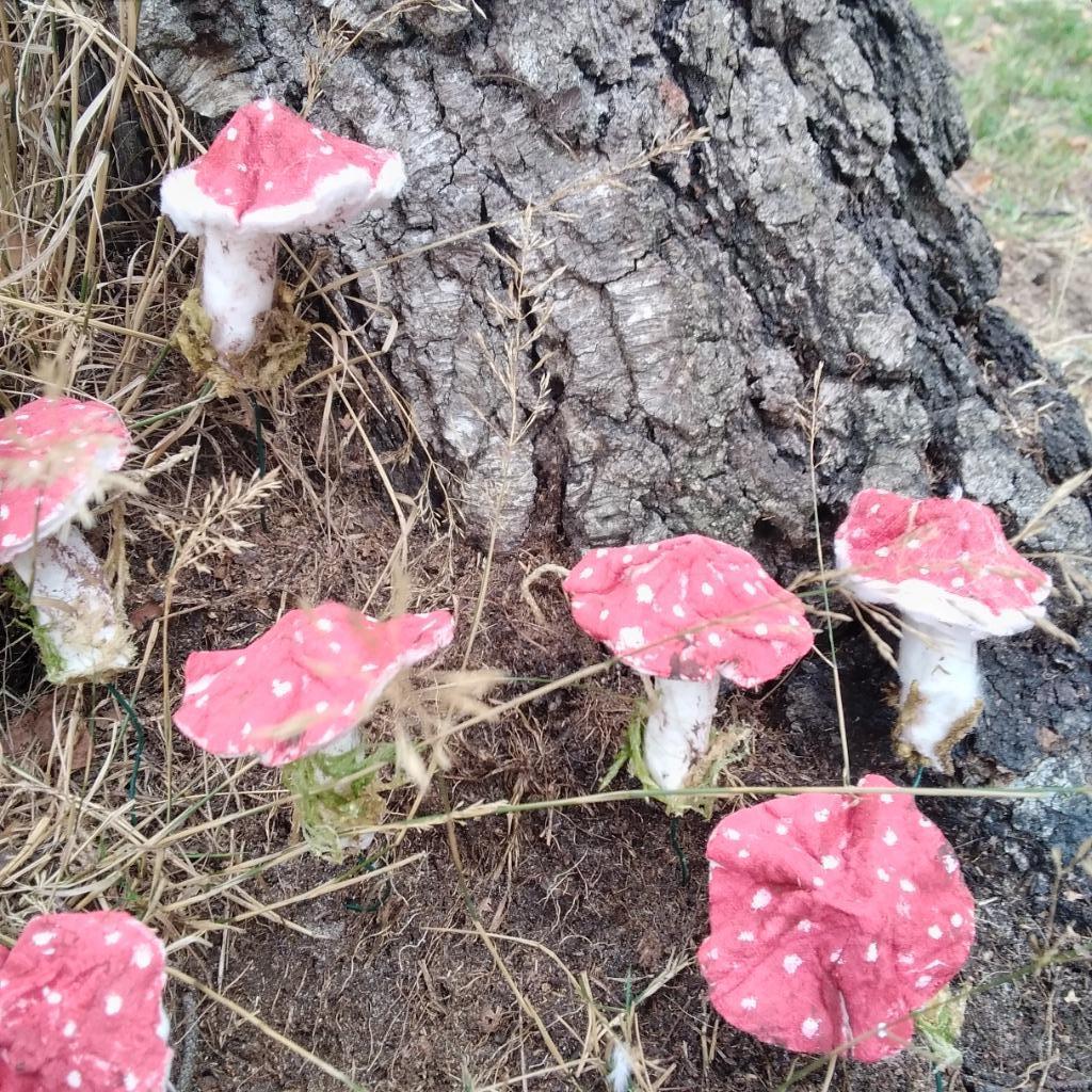 12 watten paddenstoelen  op steeltjes.Handmade!!, Antiek en Kunst, Verzenden