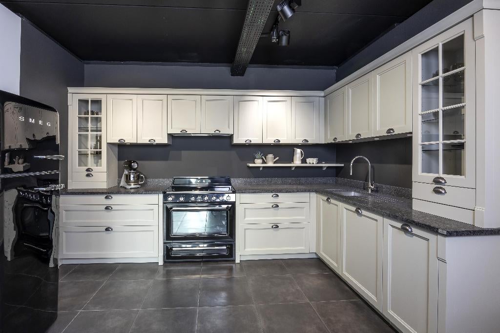 Cuisine Schmidt neuve bois massif avec cuisinière Smeg, Neuf, 200 cm ou plus, Enlèvement, 200 cm ou plus