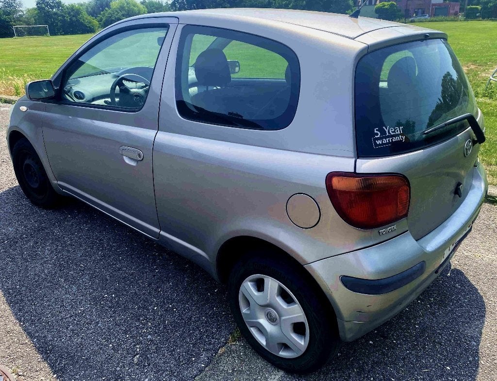 Toyota Yaris avec certificat d'inspection, Autos, Argent ou Gris, Achat, 998 cm³, 1370 kg