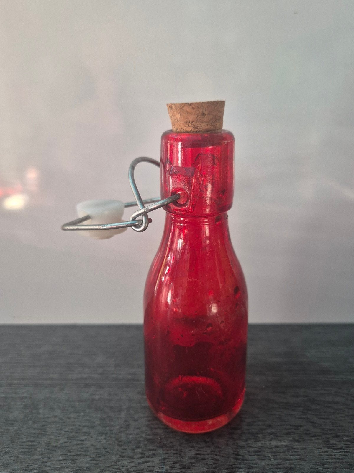 Vintage rood glazen beugelflesje – Decoratief flesje, Huis en Inrichting, Woonaccessoires | Vazen, Rood, Glas, Ophalen of Verzenden