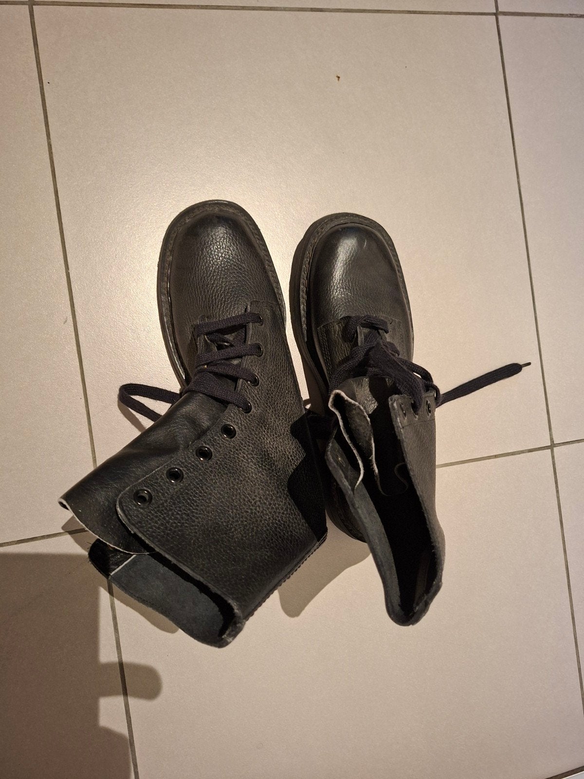 Legerbottines nieuw, Ophalen
