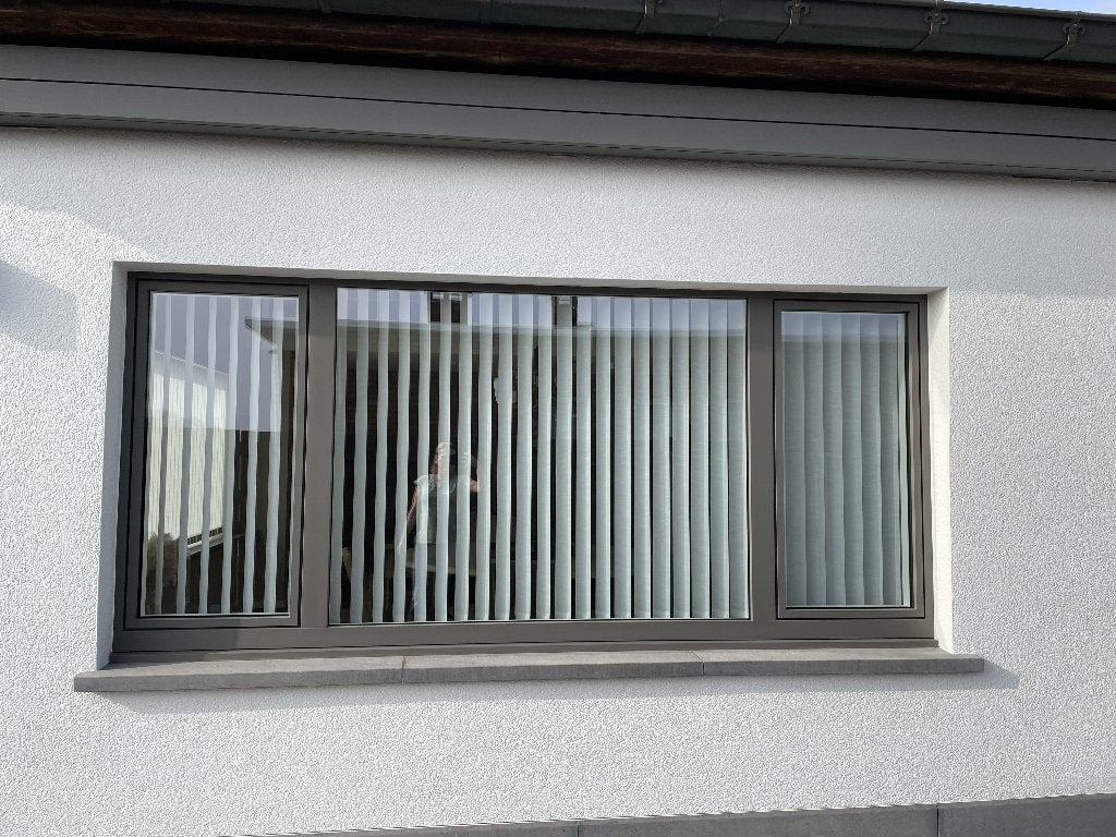 Hoogwaardig PVC-raam, grijs/Wit, 3020x1370 mm, 1 jaar oud !, Doe-het-zelf en Bouw, Ophalen, Gevelraam of Ruit, 120 tot 160 cm
