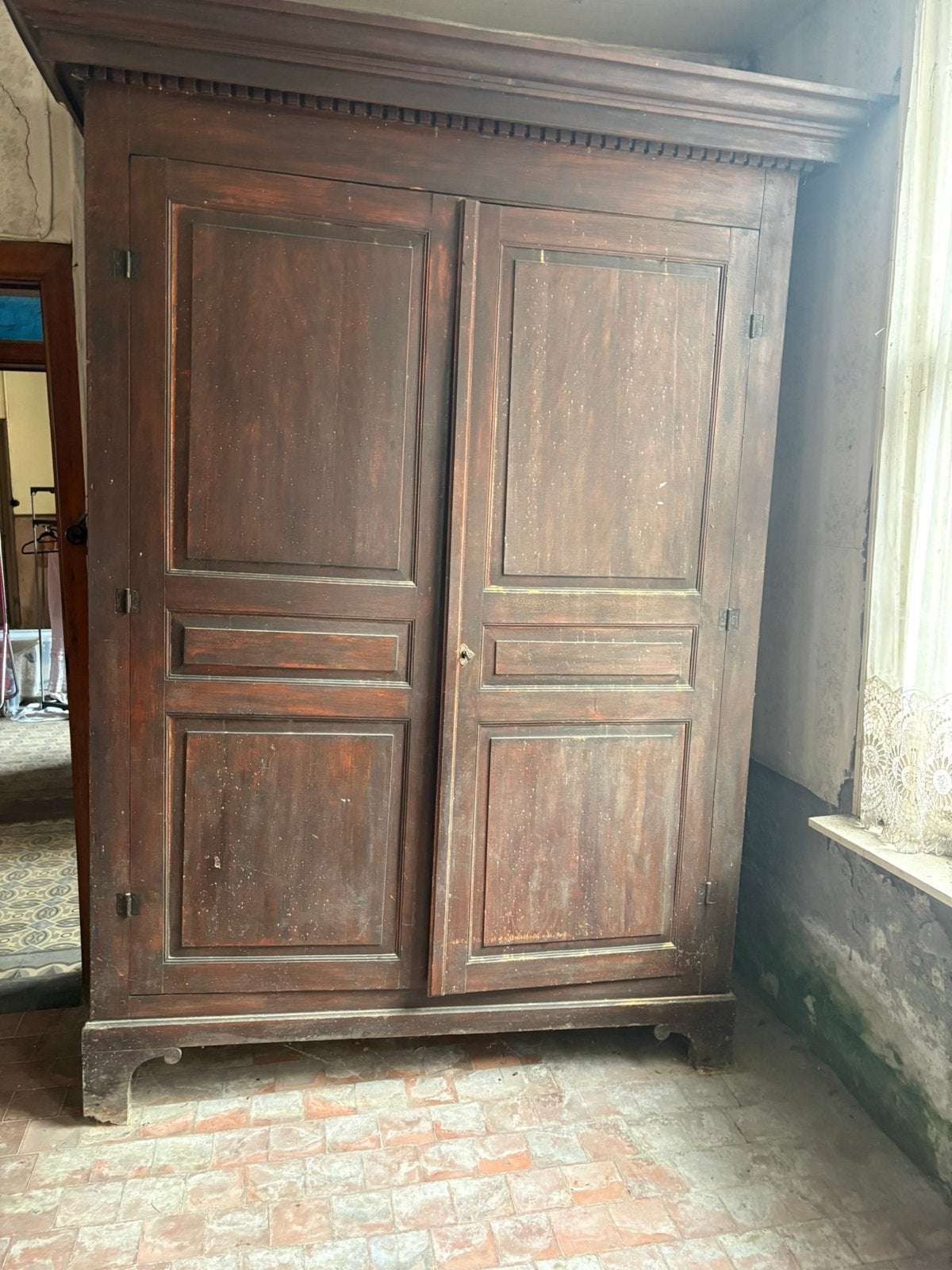 Grote kleerkast, Enlèvement