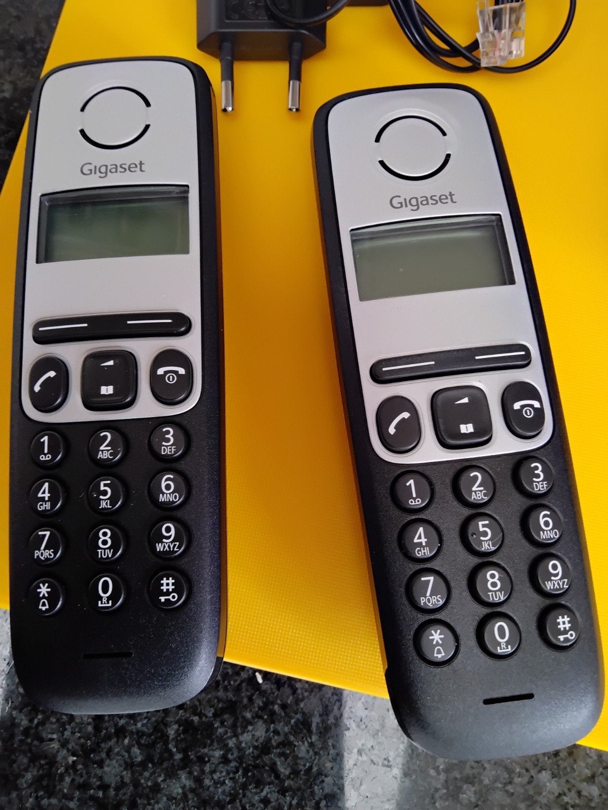 Twee draagbare draadloze telefoons, Ophalen