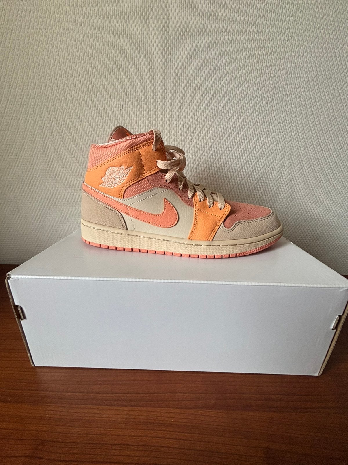 Air Jordan 1 Mid Apricot Orange – volledig nieuw – maat 44, Ophalen, Zo goed als nieuw, Sneakers