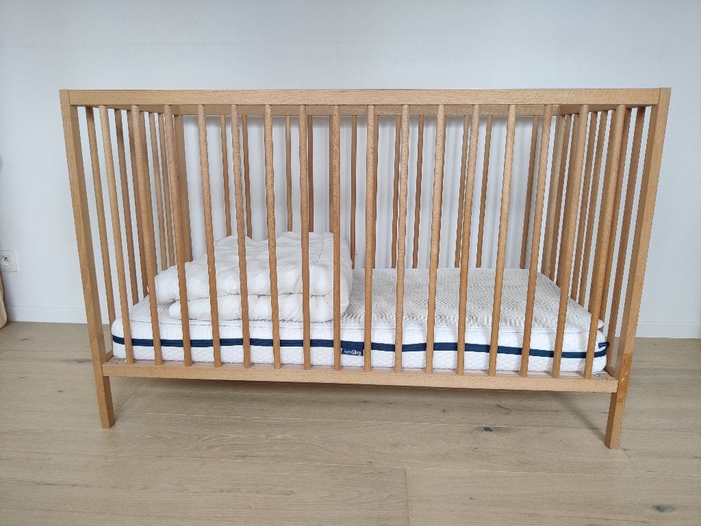 Houten babybed met deken, AeroSleep matras & topper, Ophalen, Zo goed als nieuw, Minder dan 140 cm, Matras