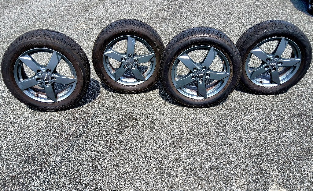 Très bons pneus hiver 205/55-16, jantes VW Golf 7, Pneus et Jantes, Pneus hiver, 16 pouces, 205 mm