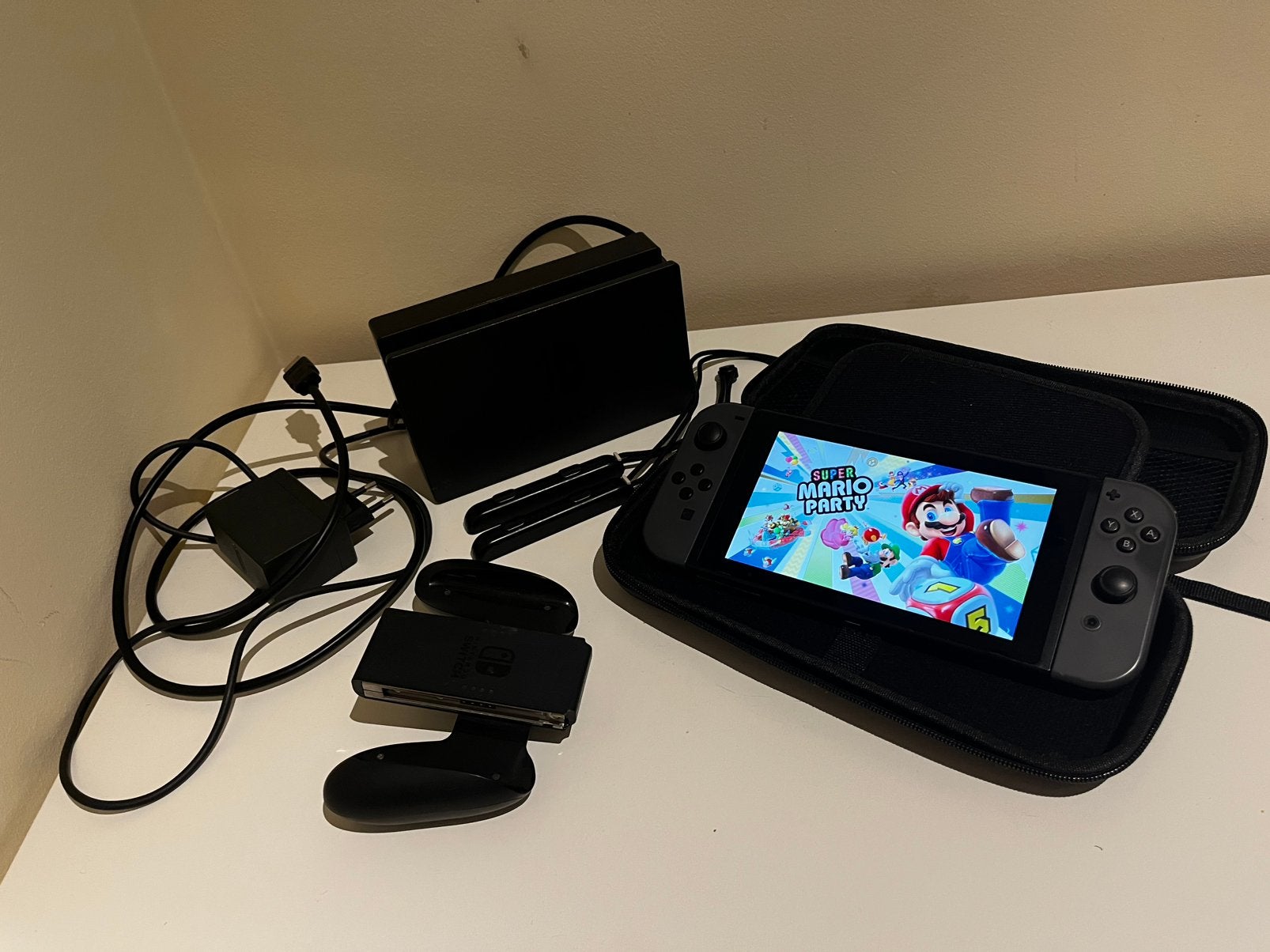 Nintendo Switch V2 + Super Mario Party –Compleet + SD & hoes, Games en Spelcomputers, Switch 2019 Upgrade, Gebruikt, Met 2 controllers