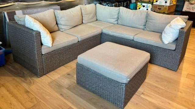 Ruime wicker loungehoek voor buiten + voetenbank, Tuin en Terras, Ophalen, 5 zitplaatsen, Gebruikt, Bank