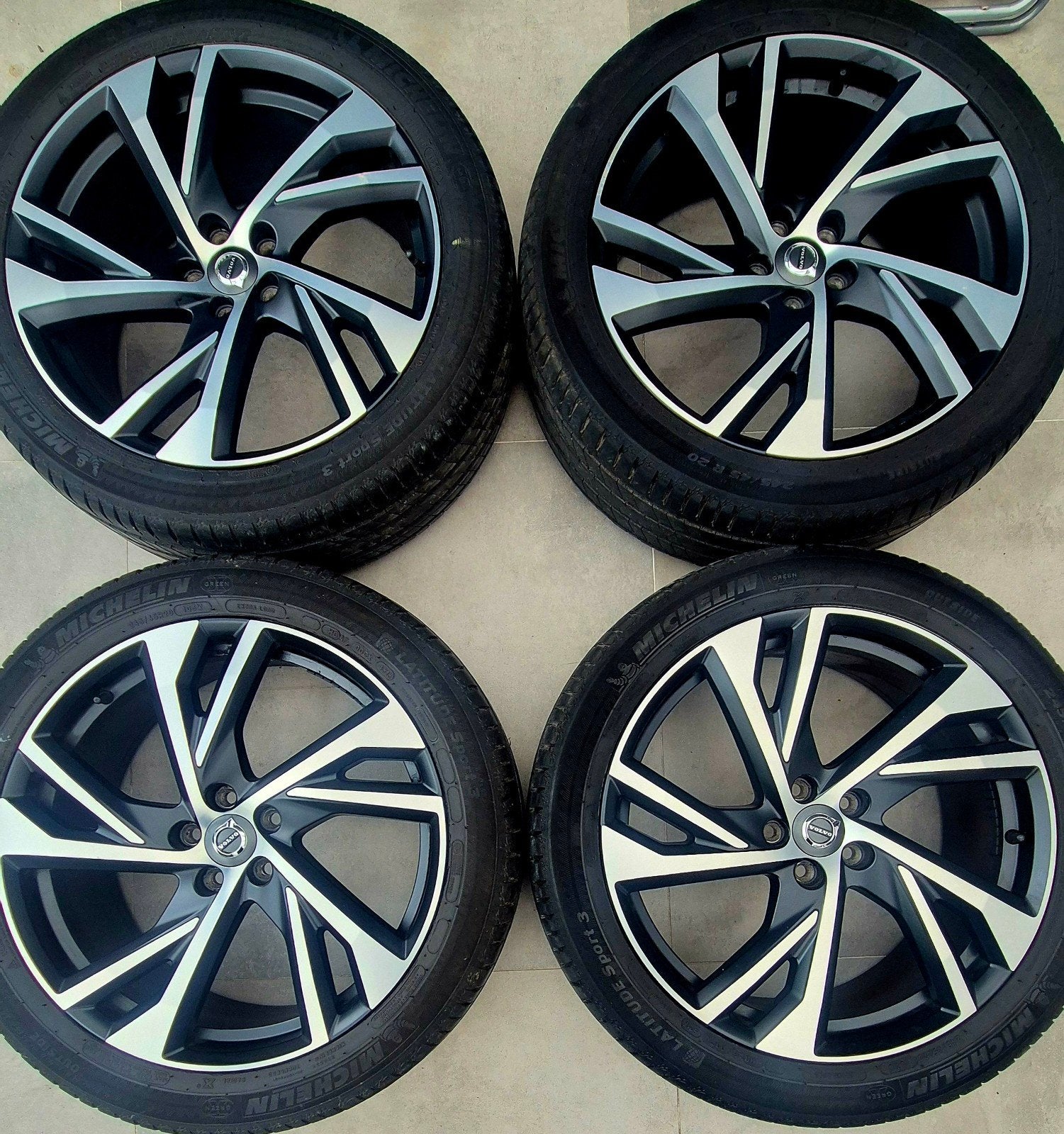 JANTES VOLVO 20 POUCES D'ORIGINE AVEC DE BONS PNEUS, Autos : Pièces & Accessoires, Pneus & Jantes, Pneus et Jantes, 245 mm, Pneus été