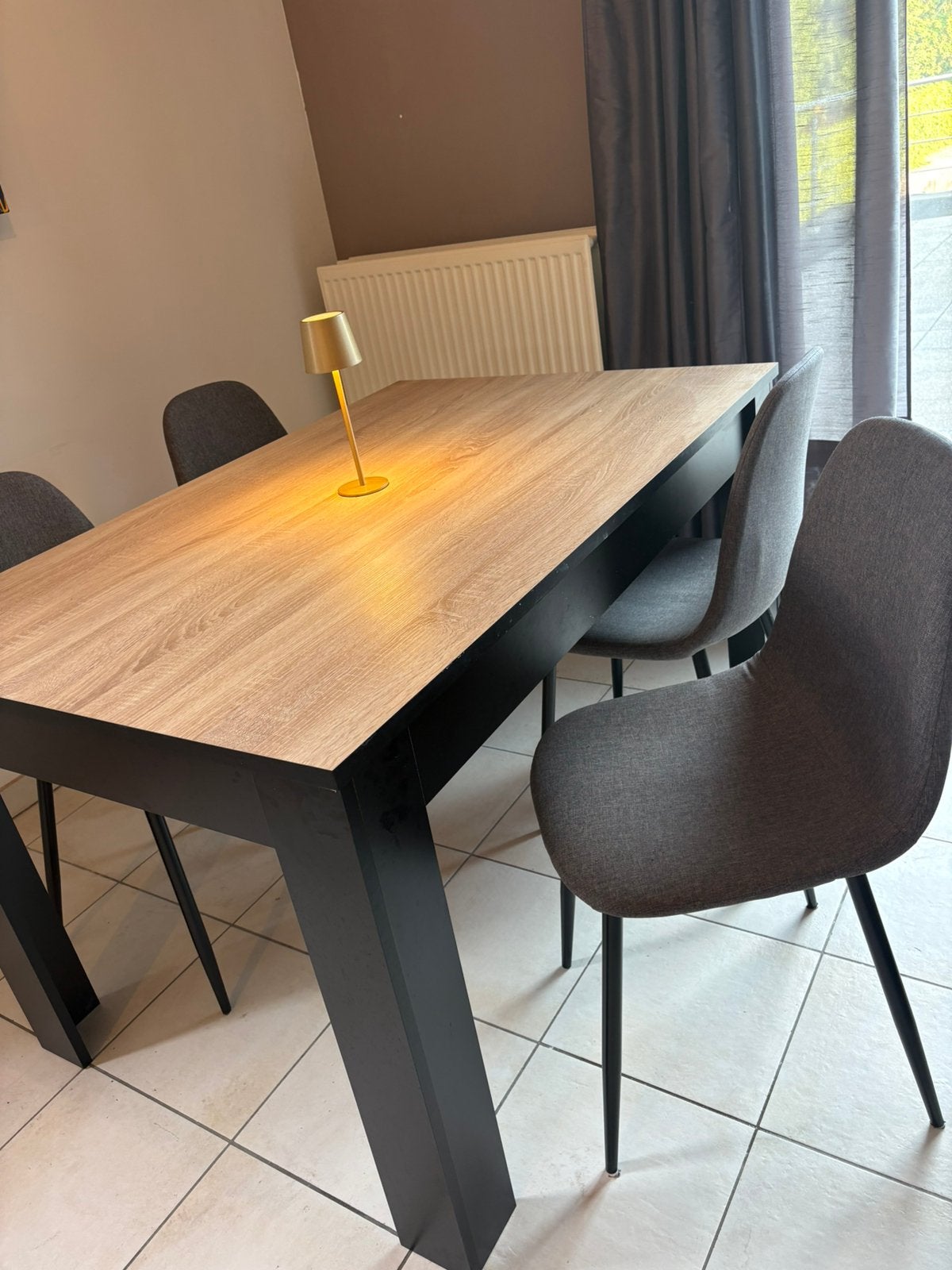 Eettafel met 4 stoelen / perfecte staat / 1 jaar oud, Huis en Inrichting, Ophalen, Zo goed als nieuw